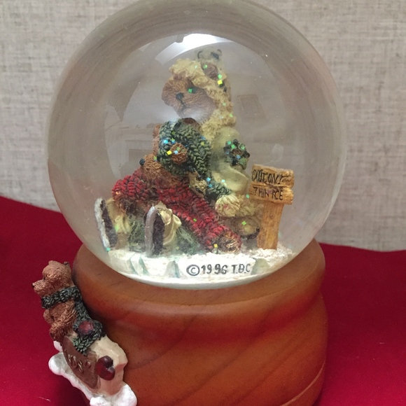 Boyd’s Musical Snow Globe Ice Skaters Waltz NIB (Numbered) - Picture 4 of 8
